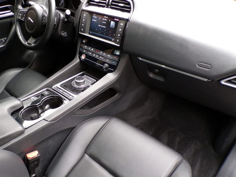 Jaguar F-PACE 35t PREMIUM * * CARFAX * * АВТО КРЕДИТ * * , снимка 11 - Автомобили и джипове - 53237519