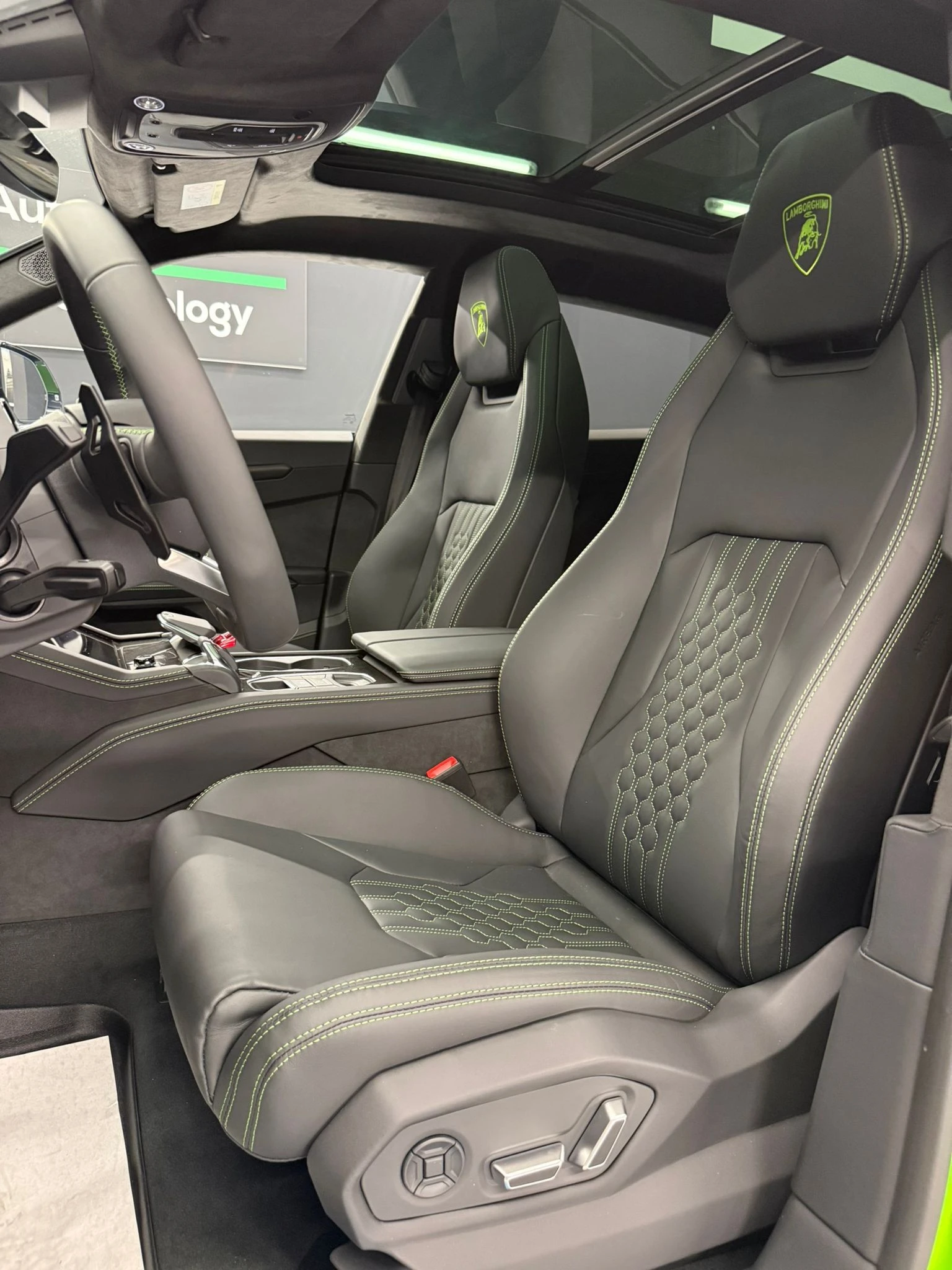Lamborghini Urus SE 4.0 V8 Plug-in Hybrid 4WD, снимка 11 - Автомобили и джипове - 54676373