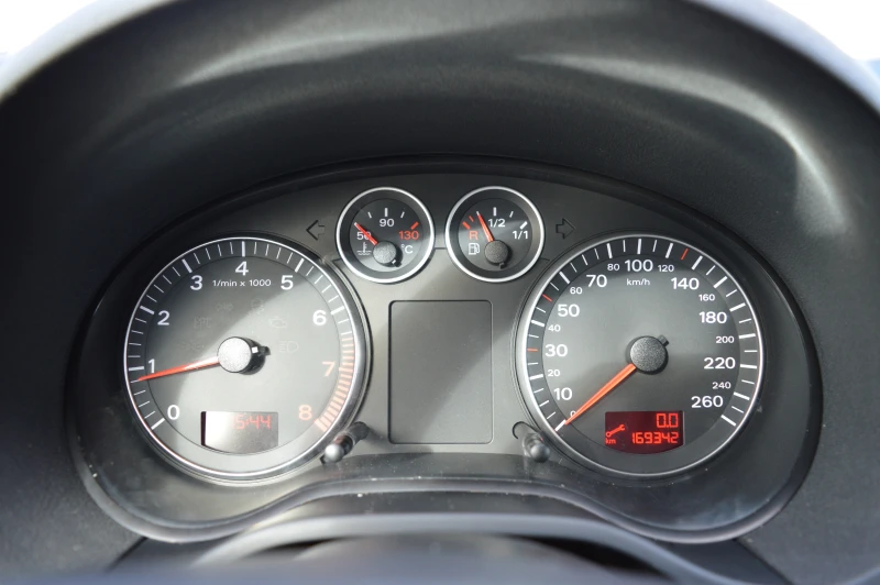 Audi A3 1.6 Benzin-KLIMATRONIK-6 skorosti, снимка 12 - Автомобили и джипове - 52169889