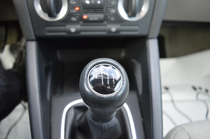 Audi A3 1.6 Benzin-KLIMATRONIK-6 skorosti, снимка 14 - Автомобили и джипове - 52169889