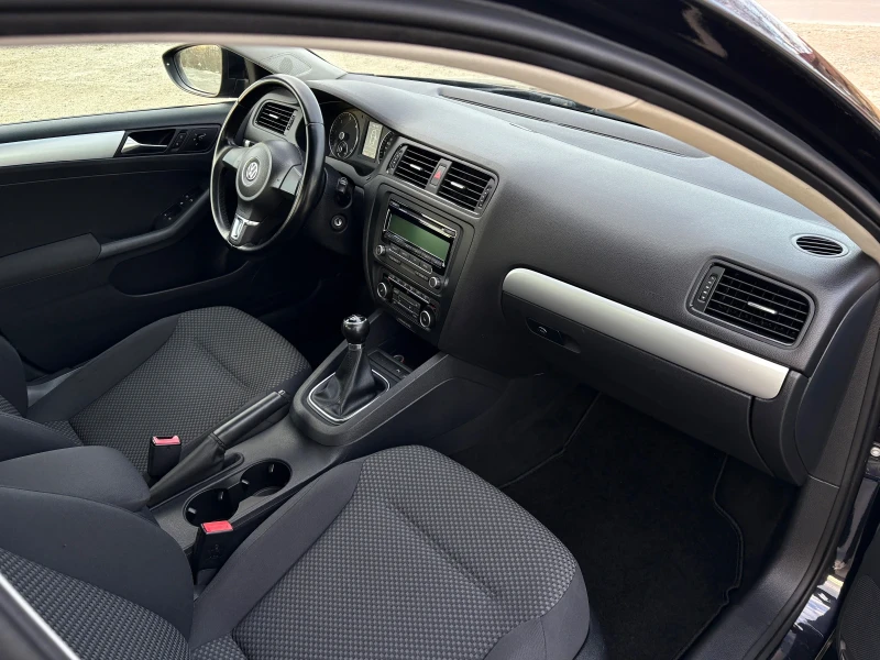 VW Jetta 1.6TDI EDITION* , снимка 8 - Автомобили и джипове - 52942781