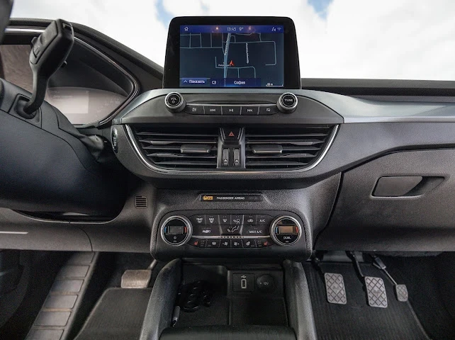 Ford Focus 1.5, снимка 8 - Автомобили и джипове - 53750071