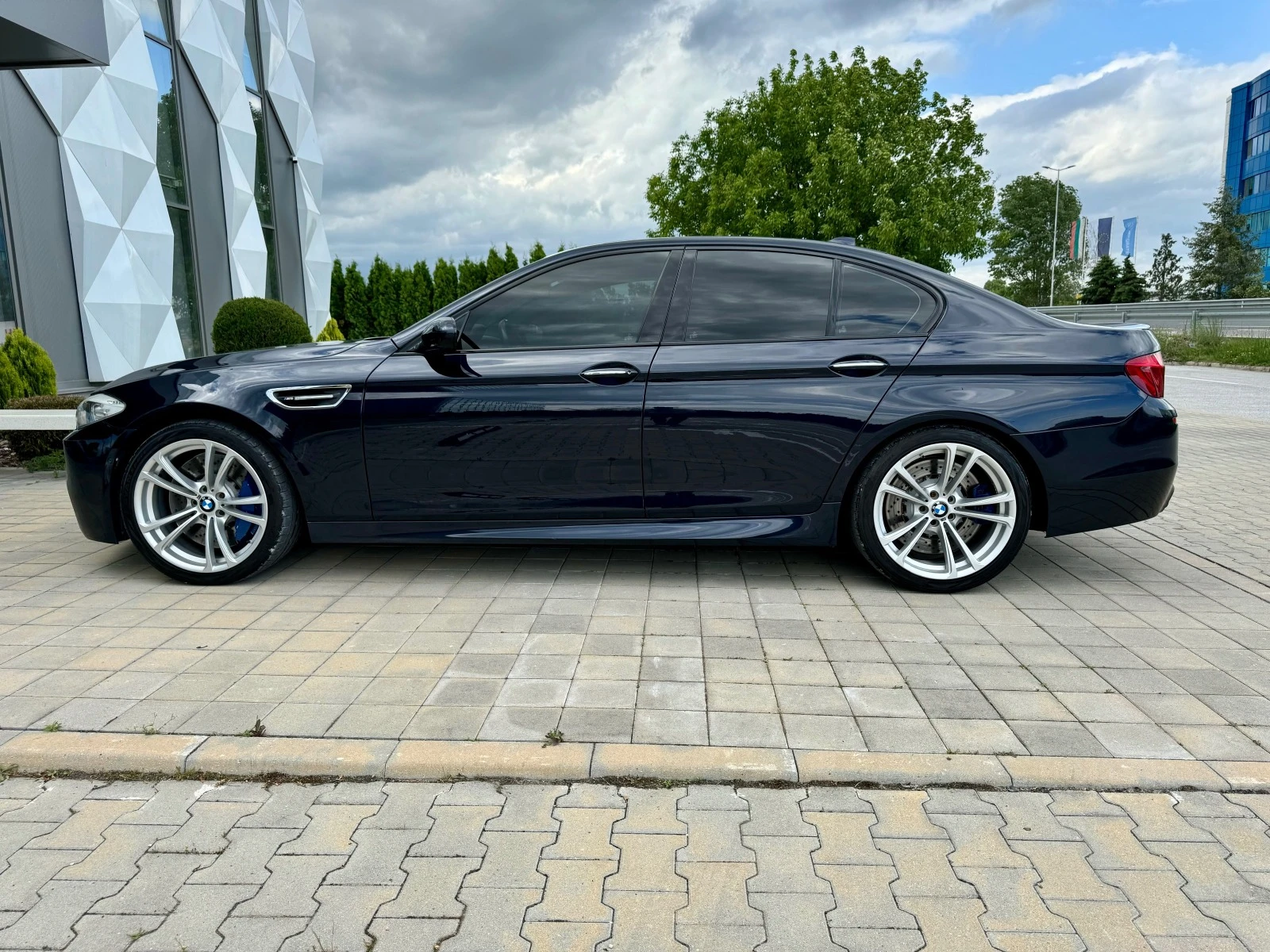 BMW M5 БАРТЕР-МАСАЖ-ОБДУХВАНЕ-360КАМЕРИ-HEAD-UP-ПЕРА--ПАМ - изображение 8