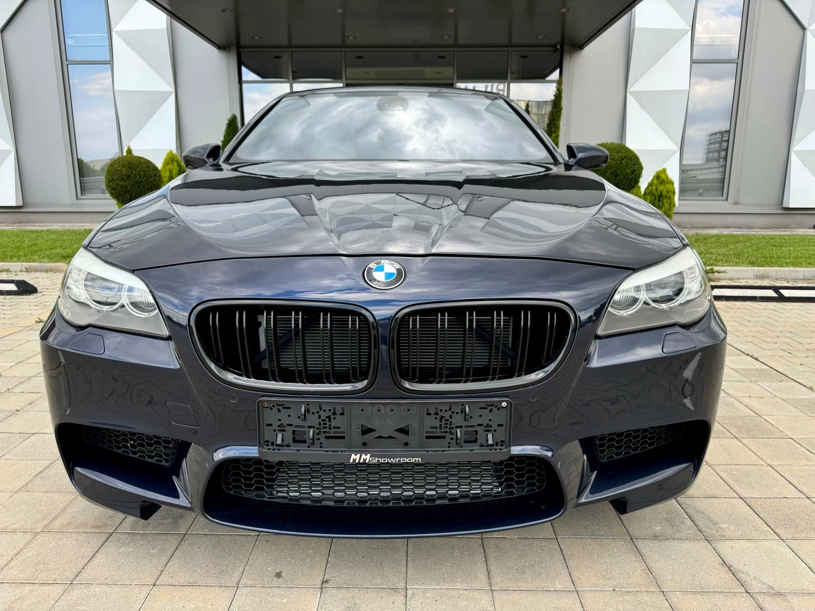 BMW M5 БАРТЕР-МАСАЖ-ОБДУХВАНЕ-360КАМЕРИ-HEAD-UP-ПЕРА--ПАМ - изображение 2