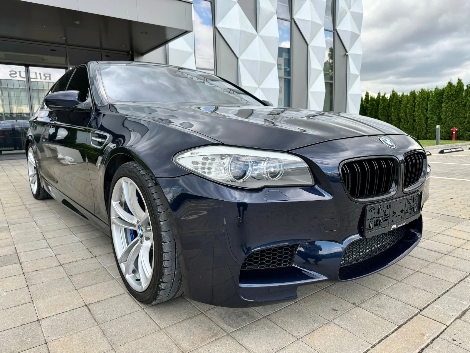 BMW M5 БАРТЕР-МАСАЖ-ОБДУХВАНЕ-360КАМЕРИ-HEAD-UP-ПЕРА--ПАМ - изображение 3