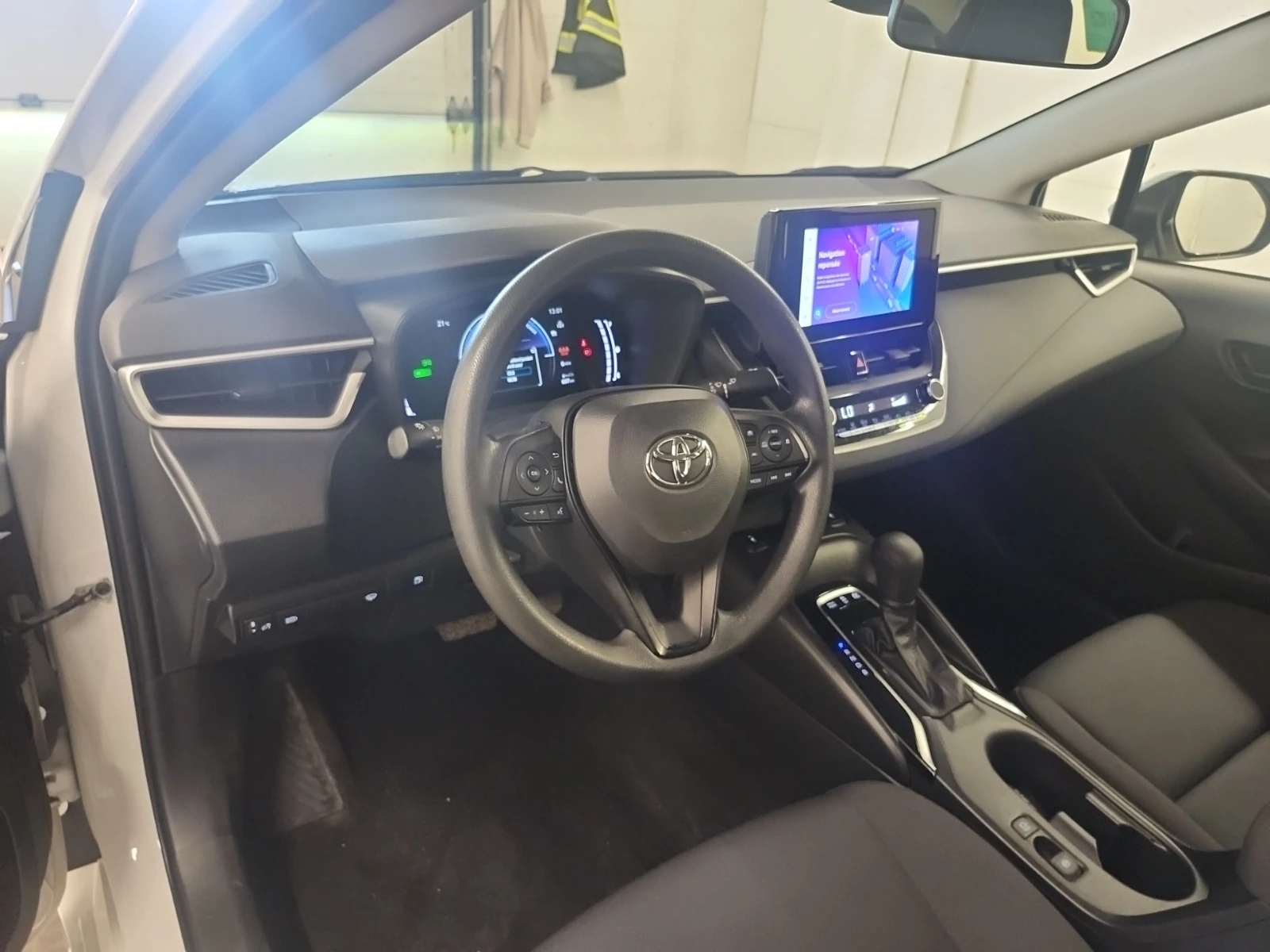 Toyota Corolla HYBRID LE * Blind Spot * CARFAX * АВТО КРЕДИТ * , снимка 12 - Автомобили и джипове - 54704250