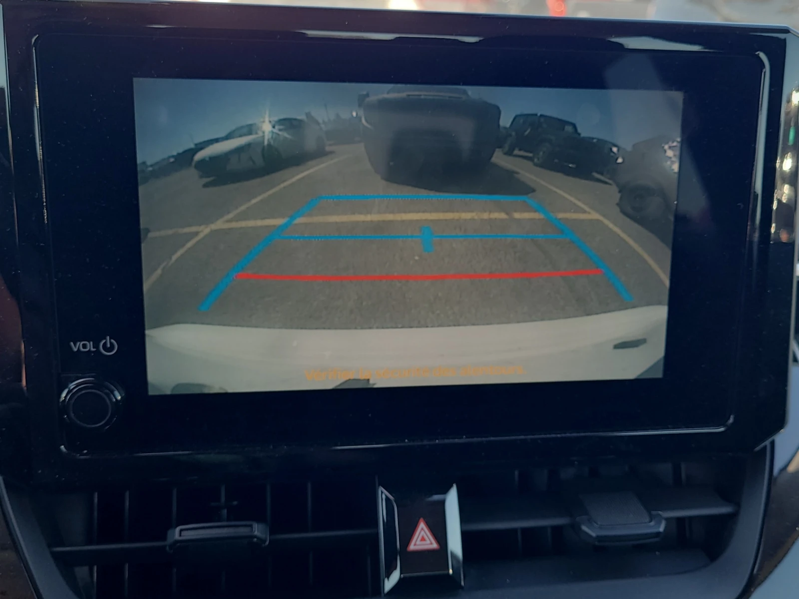 Toyota Corolla HYBRID LE * Blind Spot * CARFAX * АВТО КРЕДИТ * , снимка 14 - Автомобили и джипове - 54704250