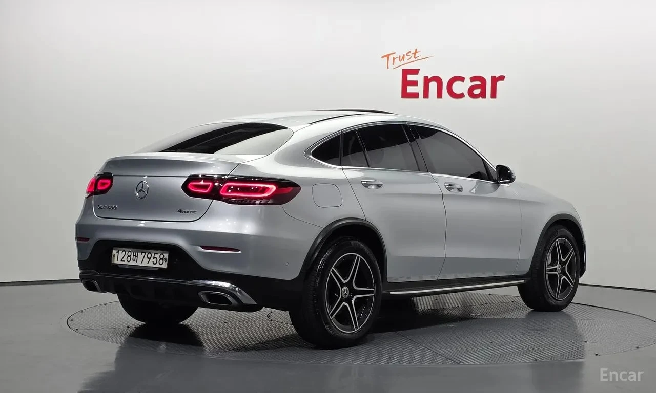 Mercedes-Benz GLC 300 Coupe / Digital / Distronic / Автокредит, снимка 2 - Автомобили и джипове - 55982928