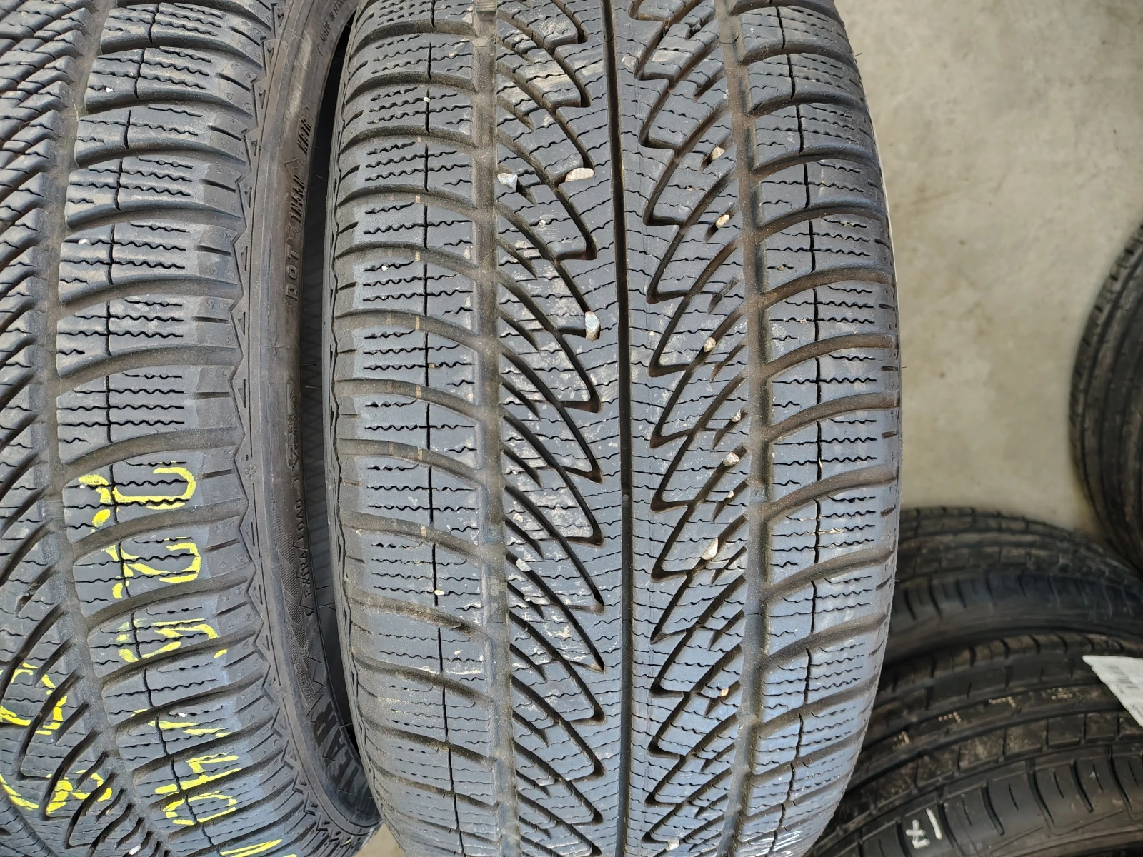 Гуми Зимни 225/40R18, снимка 2 - Гуми и джанти - 55844052