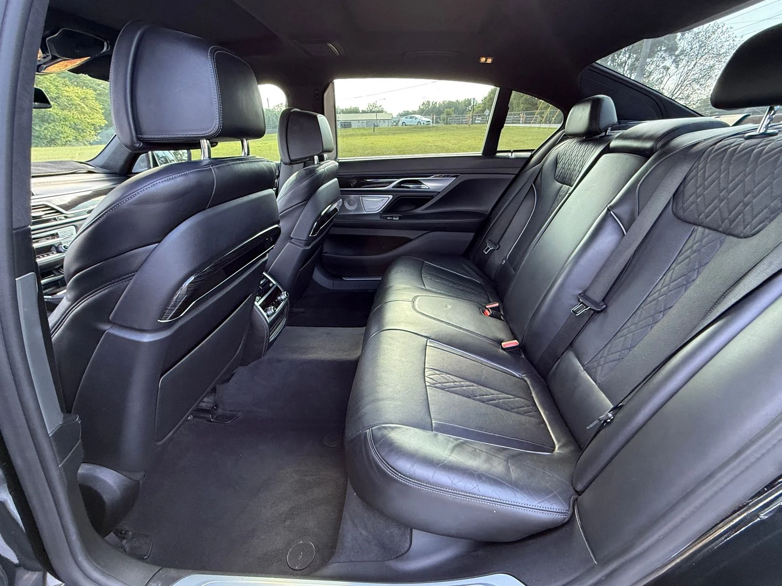 BMW 750 xDrive* Shadowline* M sport* HUD* МАСАЖ* ОБДУХВАНЕ - изображение 9