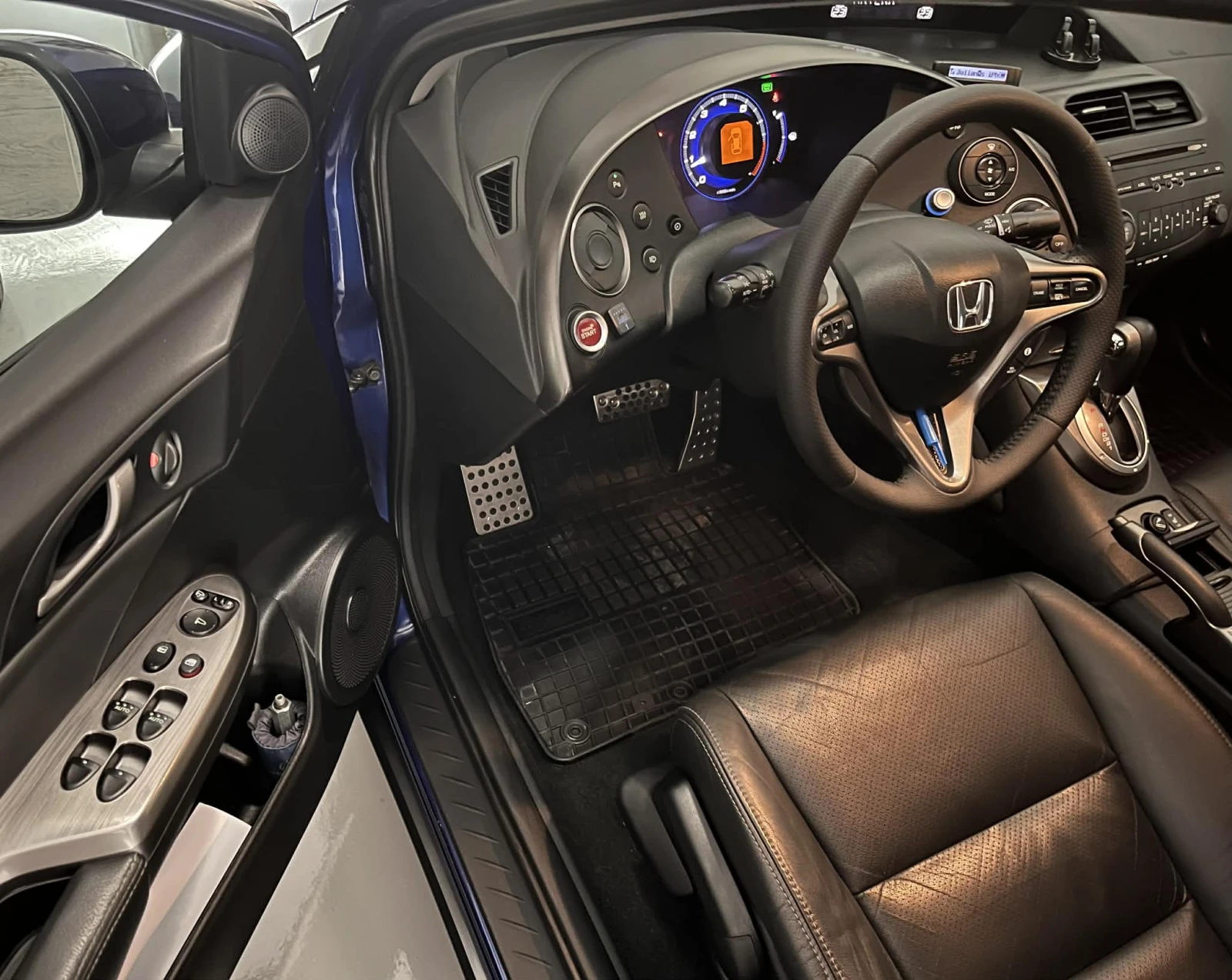 Honda Civic 1.8 i-VTEC Executive, снимка 10 - Автомобили и джипове - 54292691
