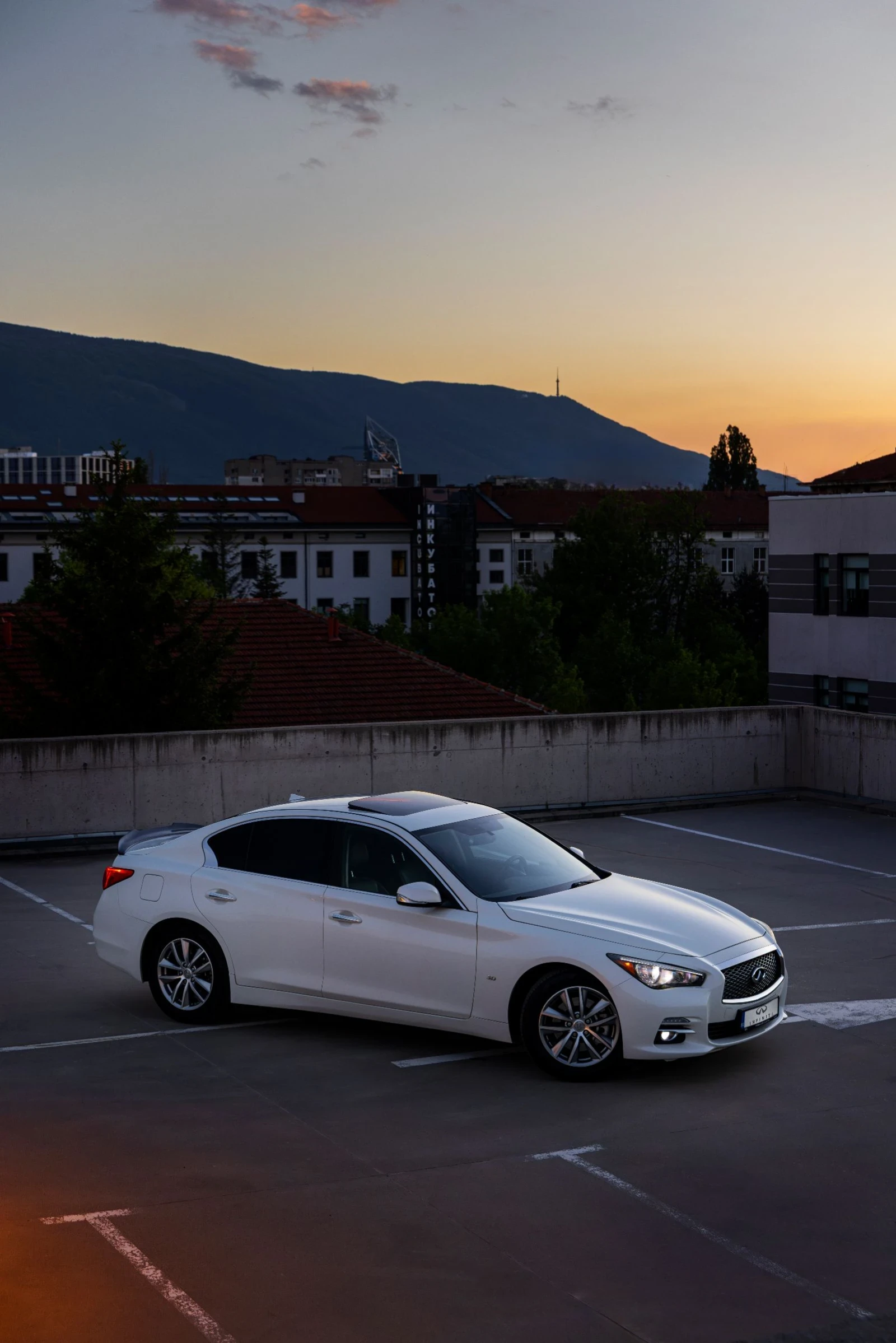 Infiniti Q50 3.0 Twin Turbo AWD, снимка 10 - Автомобили и джипове - 54930391