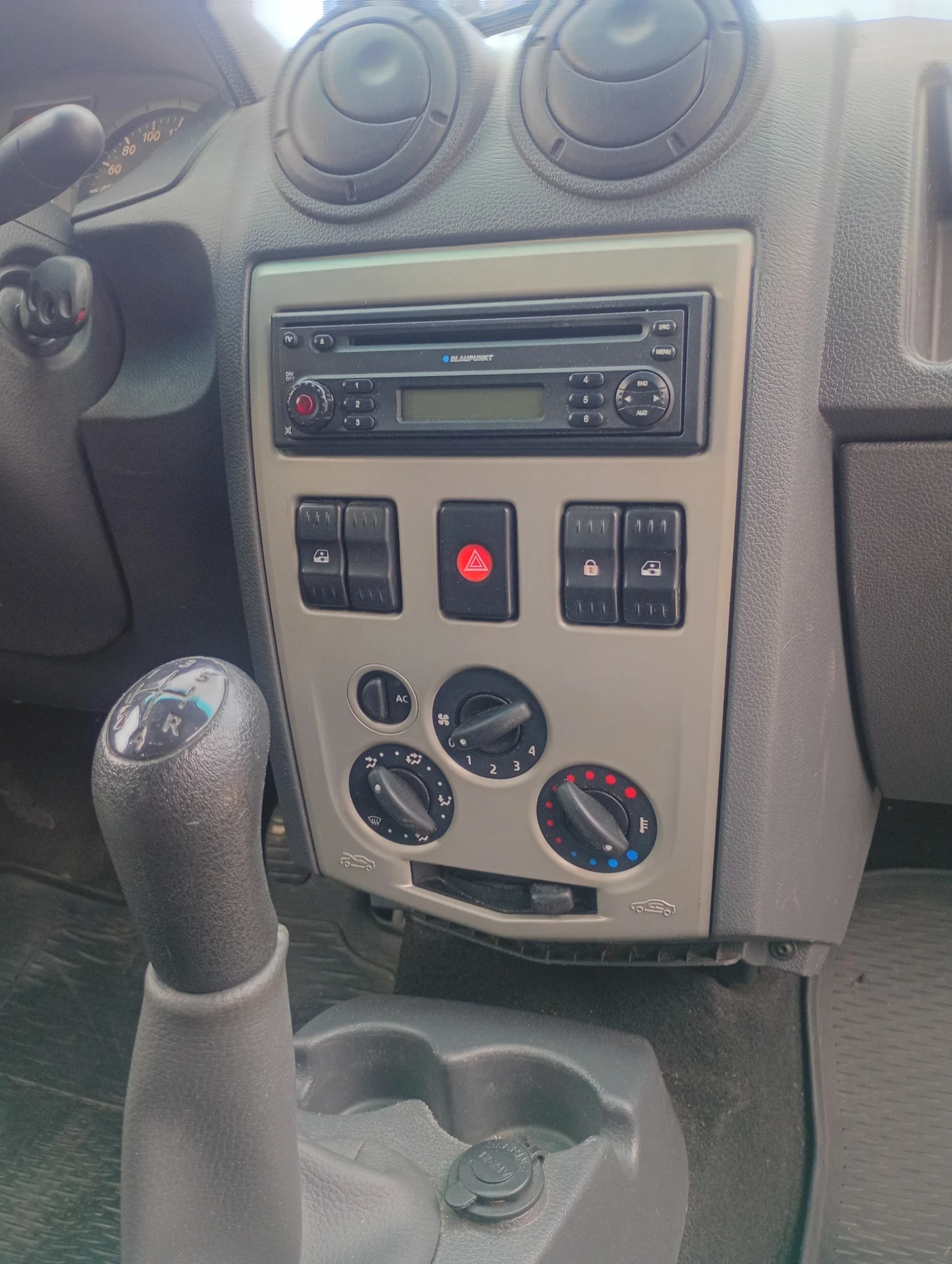Dacia Logan 1.5D климатик, снимка 11 - Автомобили и джипове - 55376603