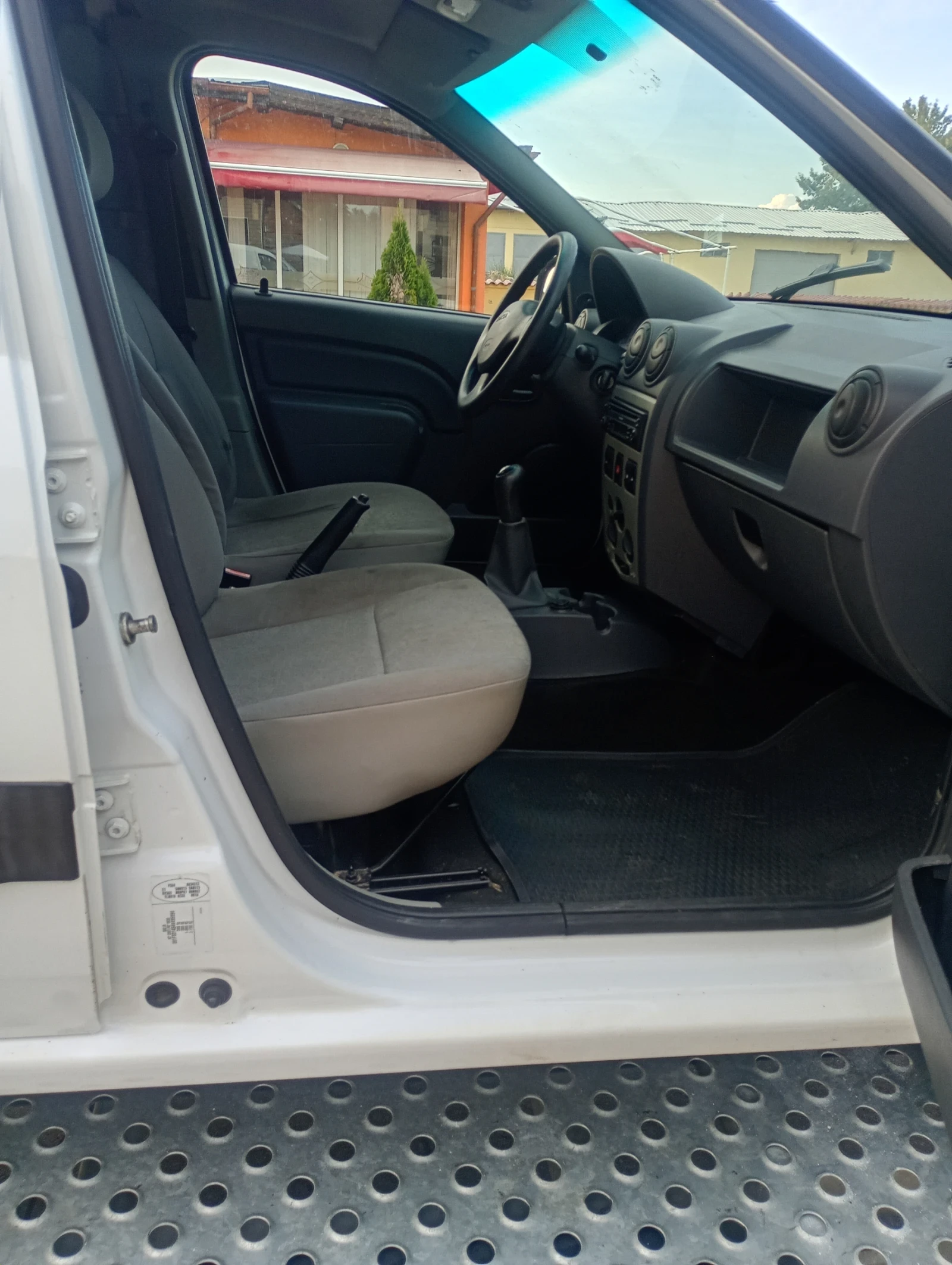 Dacia Logan 1.5D климатик, снимка 12 - Автомобили и джипове - 55376603
