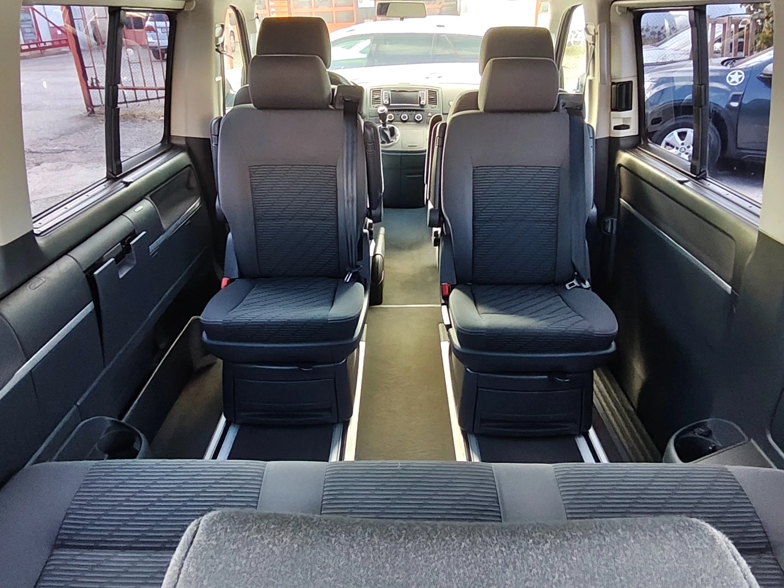 VW T5 "MULTIVAN" !!! ШВЕЙЦАРИЯ !!! Като НОВ !!!, снимка 13 - Бусове и автобуси - 55615285