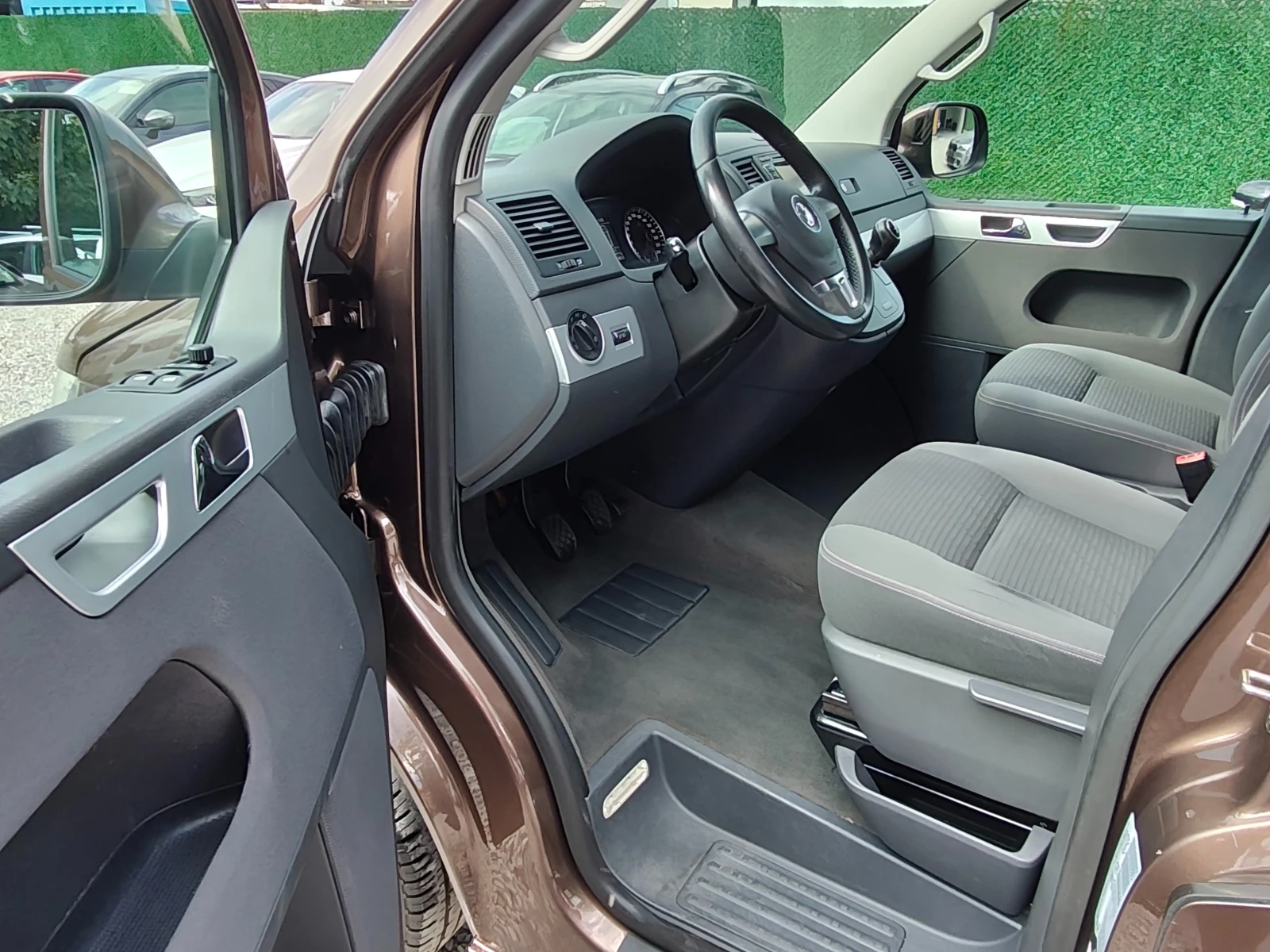 VW T5 "MULTIVAN" !!! ШВЕЙЦАРИЯ !!! Като НОВ !!!, снимка 12 - Бусове и автобуси - 55615285