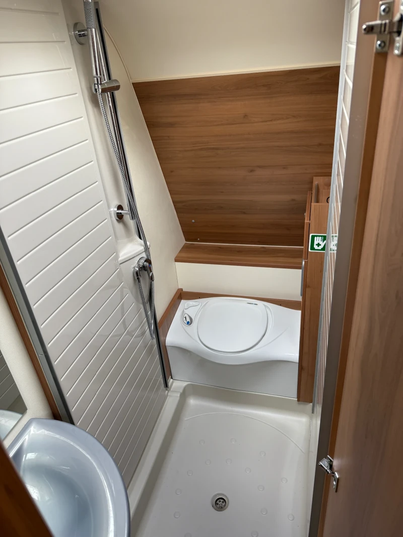 Каравана Burstner Averso 450TS Форцелт, Мувър, Тента, снимка 15 - Каравани и кемпери - 52177524