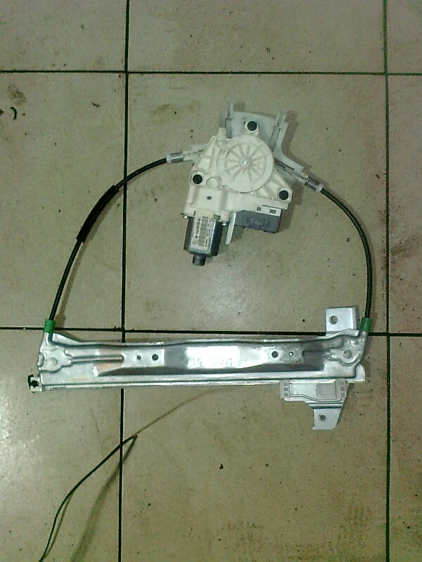 ел.машинка задно ляво стъкло за Пежо 407 ,стъклоповдигач (д)