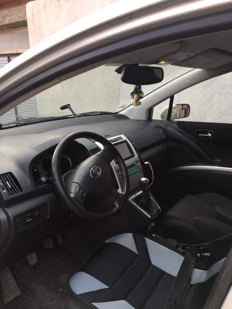 Toyota Corolla verso 2.2 D4D, снимка 9 - Автомобили и джипове - 48445004