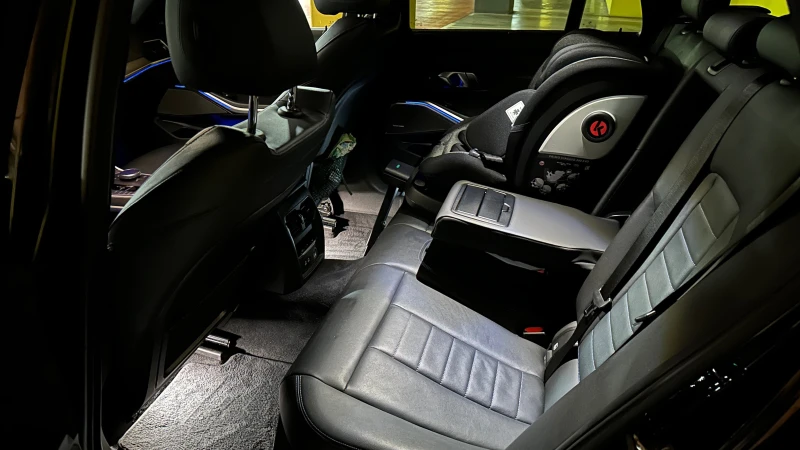 BMW 330 xDrive Touring, Laser lights, снимка 6 - Автомобили и джипове - 52530648