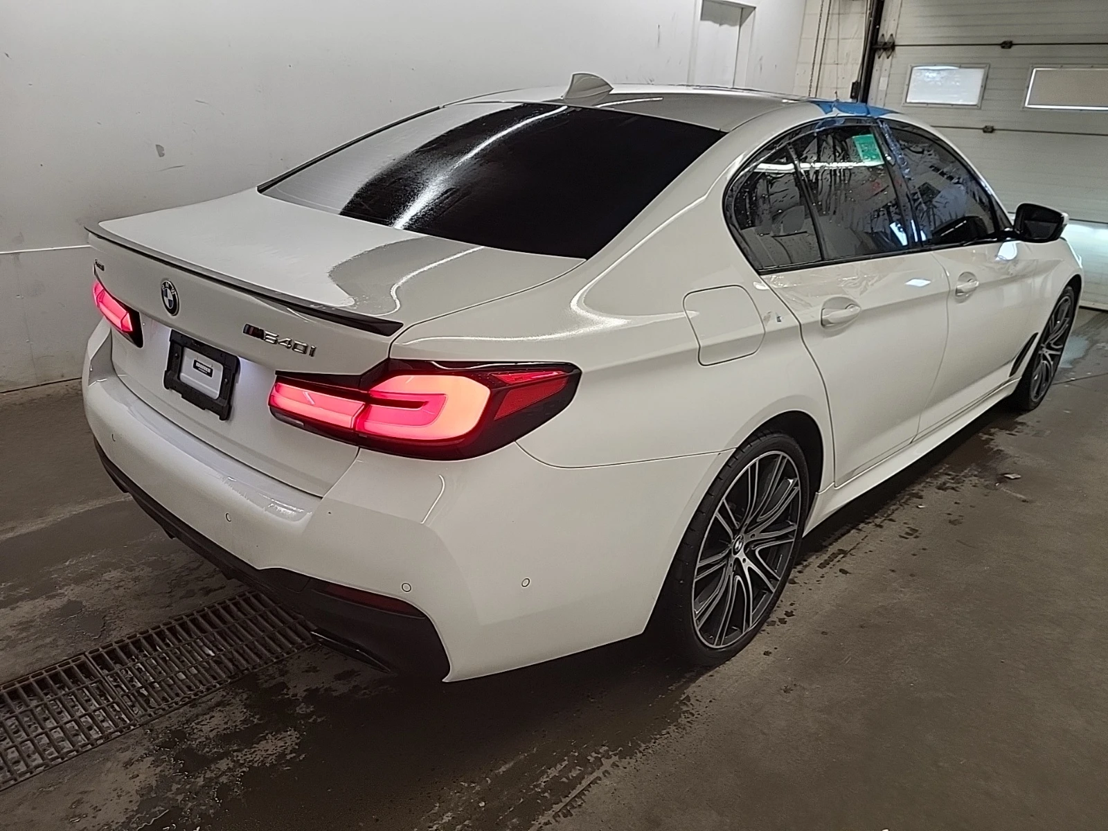 BMW 540 * XDRIVE * ПАМЕТ * CARFAX * ОПЦИЯ ЗА ФИНАНСИРАНЕ  - изображение 2