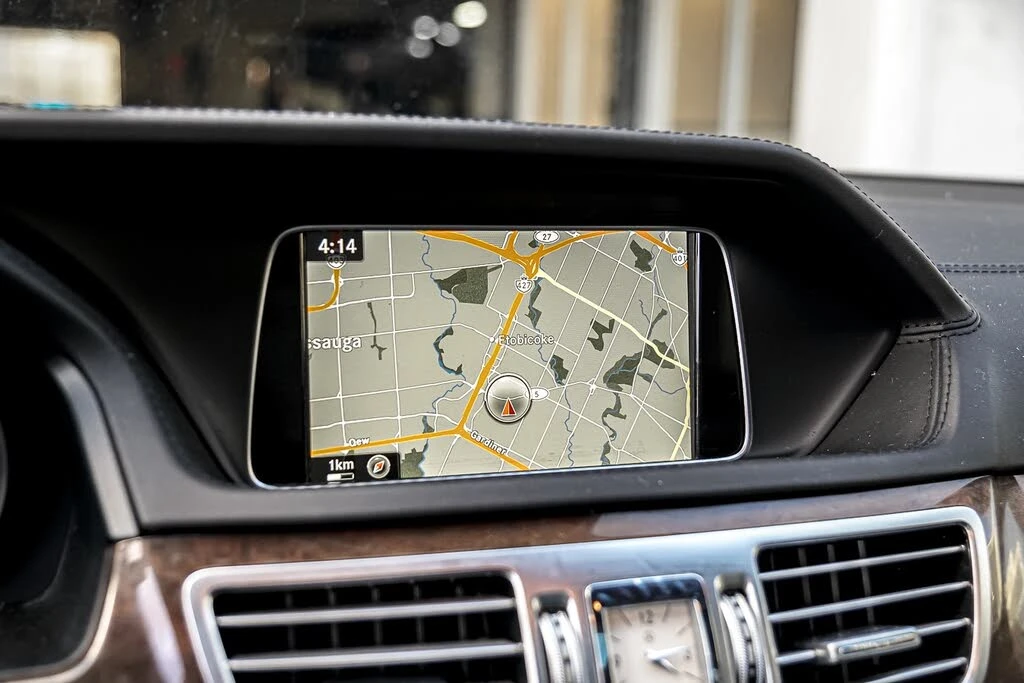 Mercedes-Benz E 500 DISTRONIC, PANORAMA, HARMAN/KARDON, OБДУХВАНЕ, AMB - изображение 7