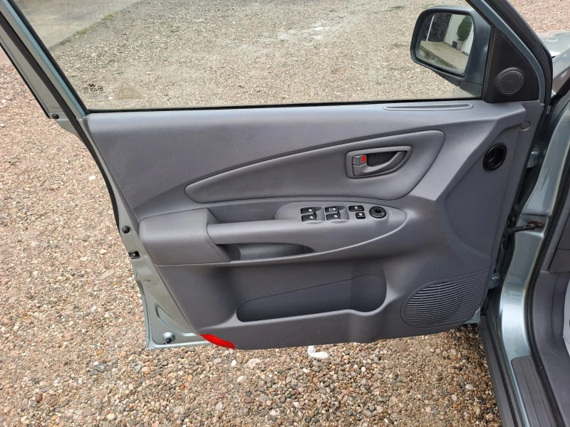 Hyundai Tucson 2.7, снимка 13 - Автомобили и джипове - 52439410