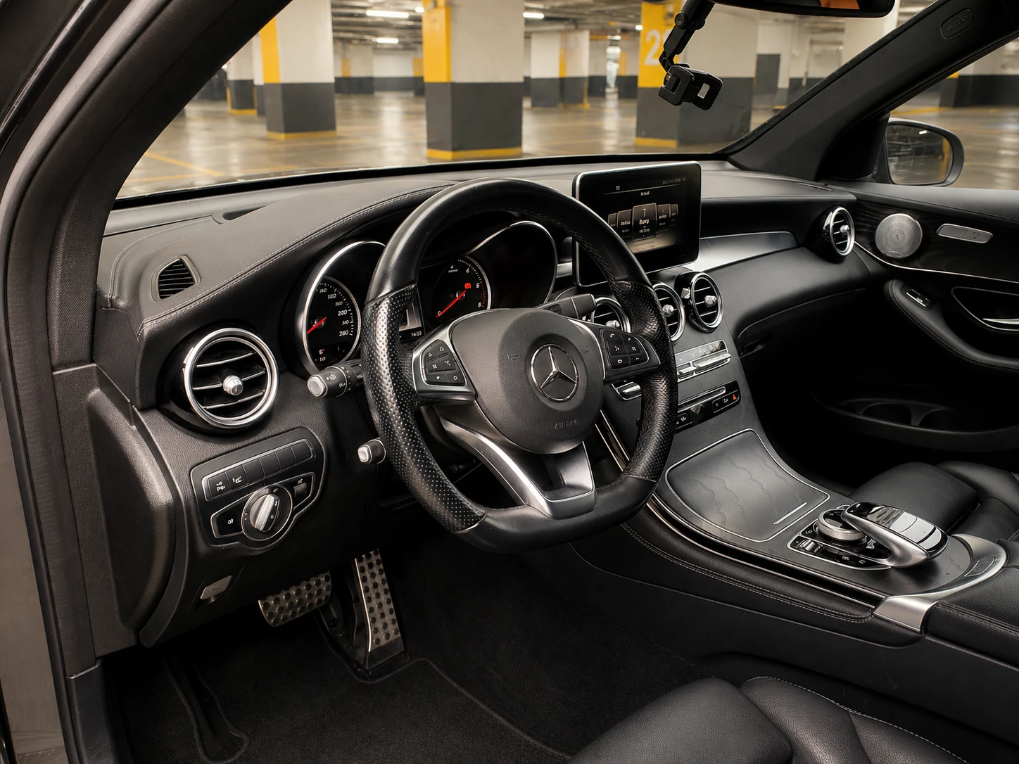 Mercedes-Benz GLC 220 4MATIC AMG / Panorama / Burmester / Camera / Full , снимка 12 - Автомобили и джипове - 54379241