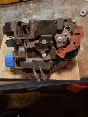 Брава за предна лява врата .За Шкода Румстер.