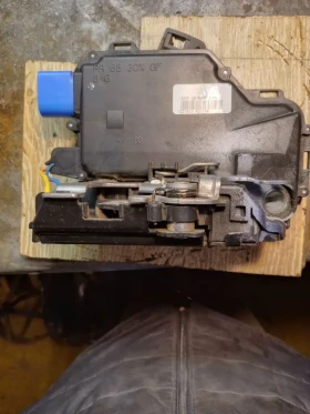 Брава за предна лява врата .За Шкода Румстер., снимка 2 - Части - 52567564