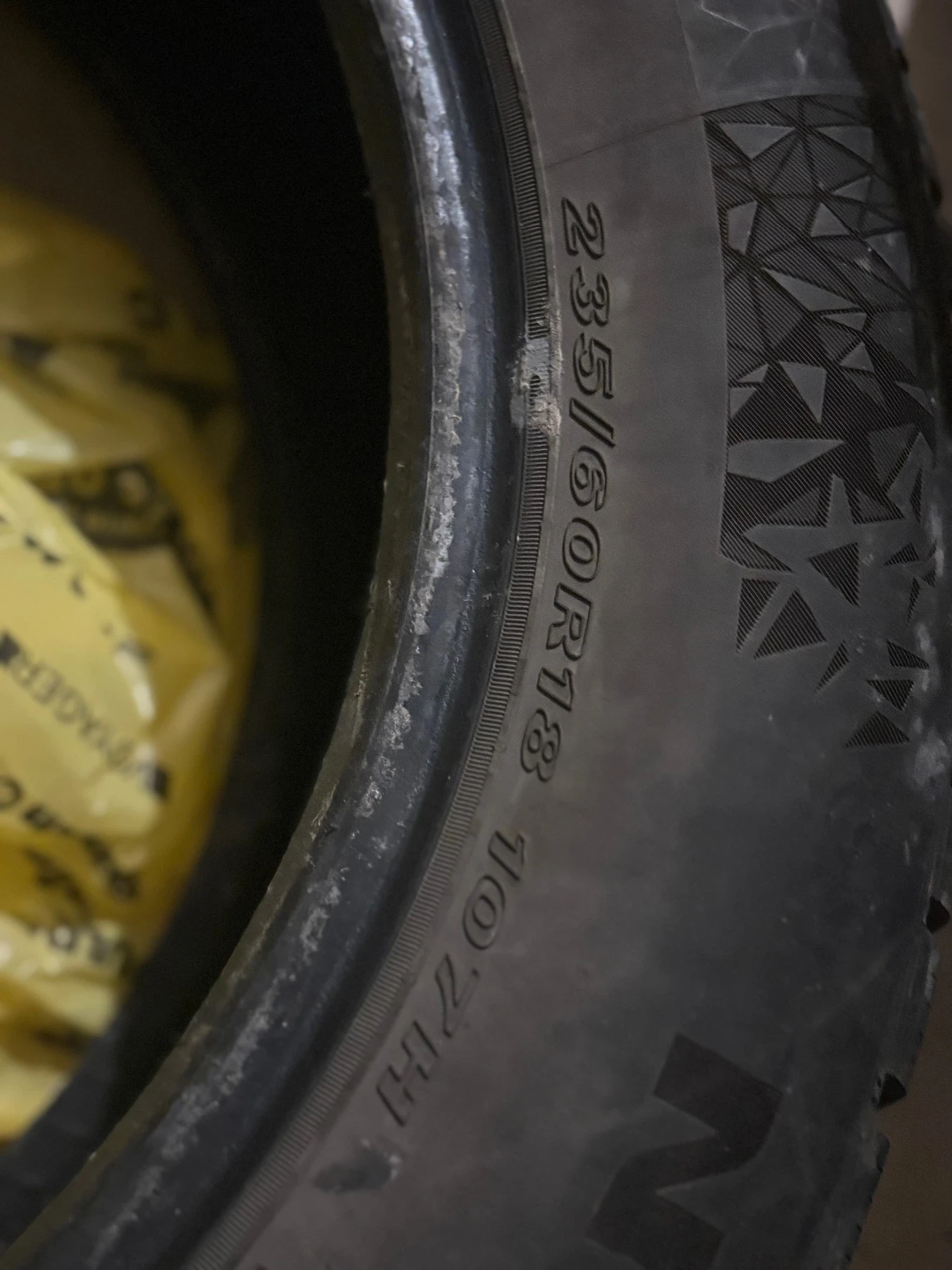 Гуми Зимни 235/60R18, снимка 4 - Гуми и джанти - 54517692