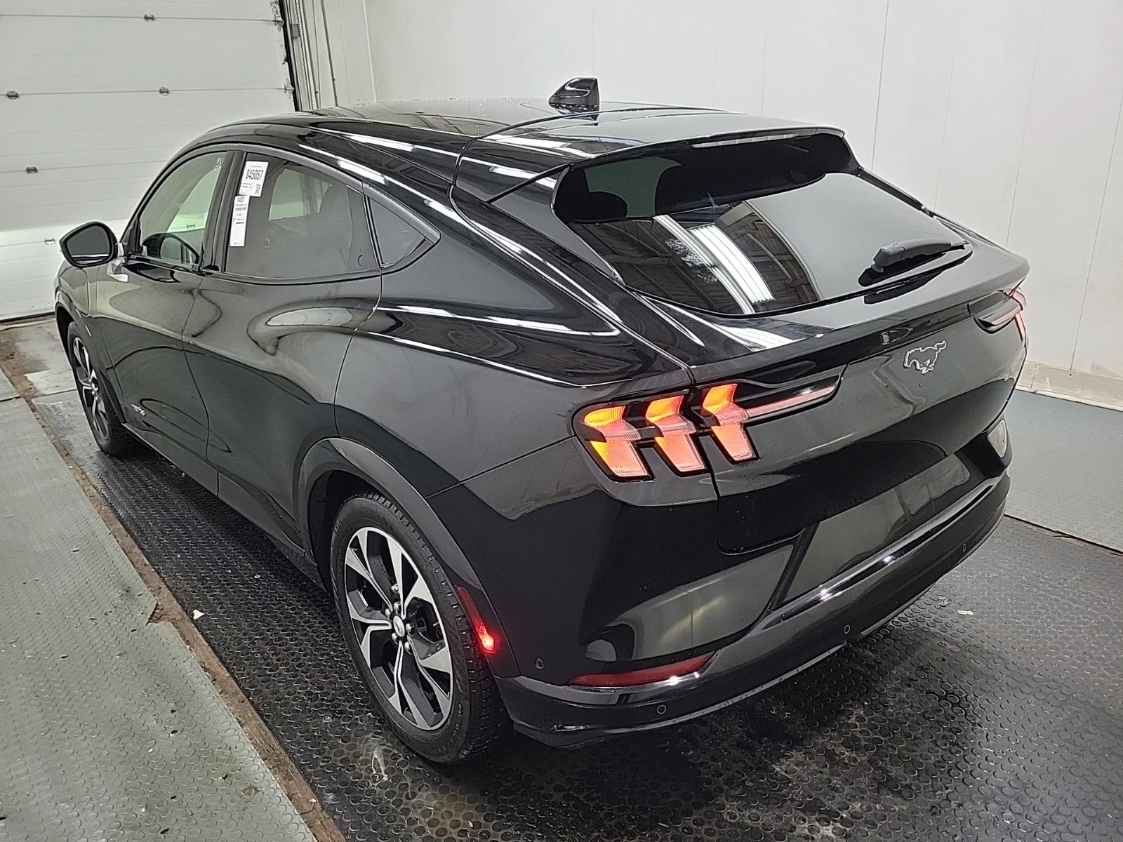 Ford Mustang Mach-E Premium - изображение 6