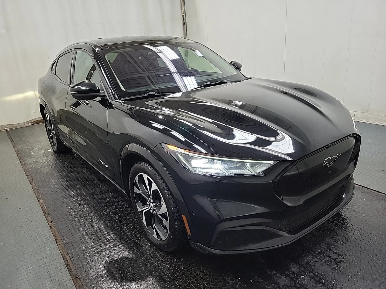 Ford Mustang Mach-E Premium - изображение 3