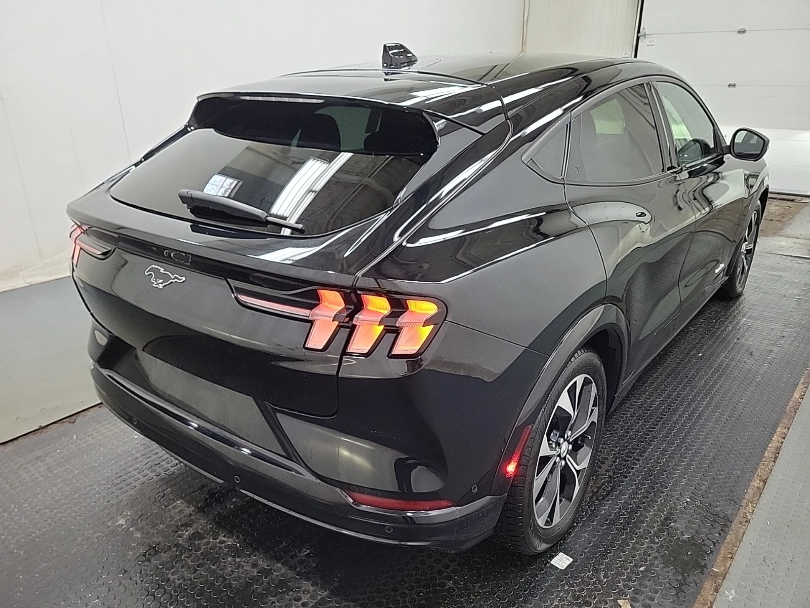 Ford Mustang Mach-E Premium - изображение 4