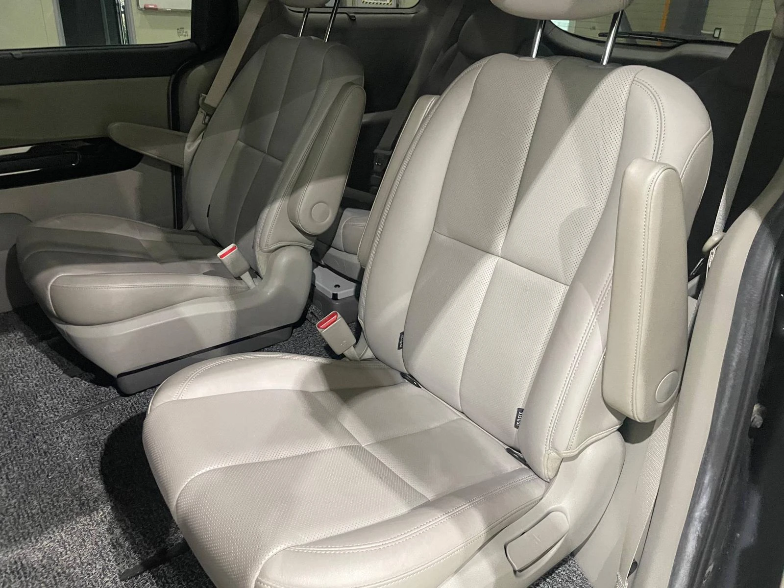 Kia Carnival 2.2 CRDi ! 8+ 1 ! Noblesse Special !, снимка 10 - Автомобили и джипове - 54134708