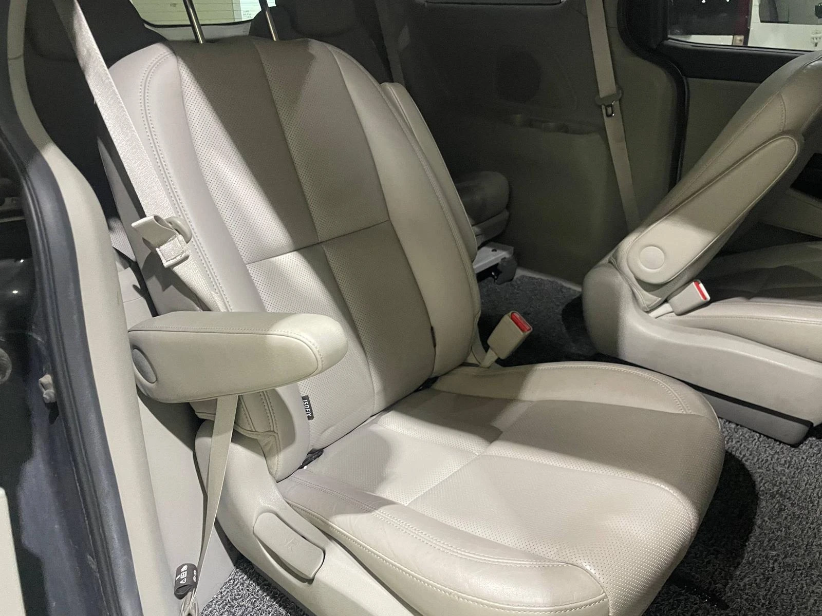 Kia Carnival 2.2 CRDi ! 8+ 1 ! Noblesse Special !, снимка 13 - Автомобили и джипове - 54134708