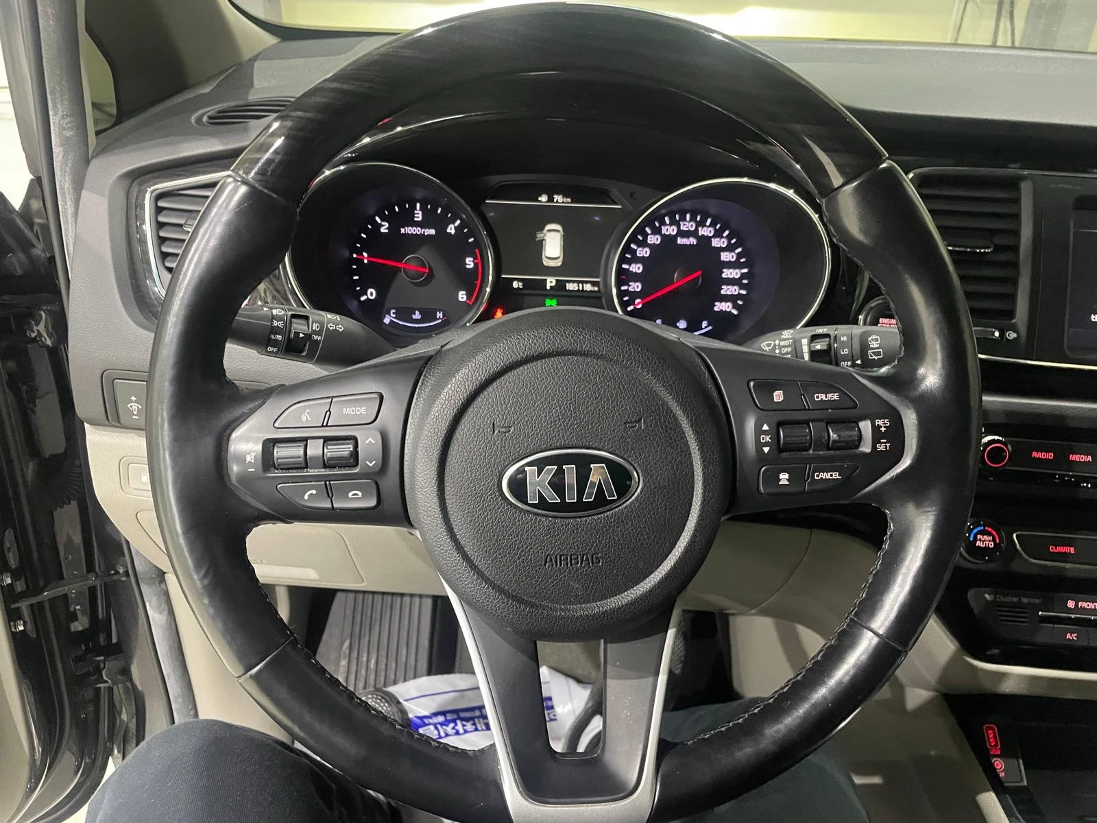 Kia Carnival 2.2 CRDi ! 8+ 1 ! Noblesse Special !, снимка 15 - Автомобили и джипове - 54134708