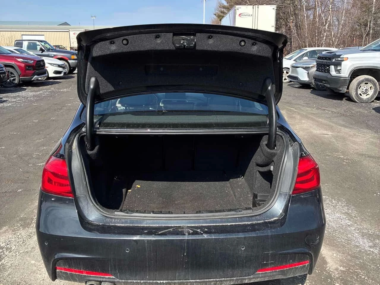 BMW 330 i xDrive/ШИБИДАХ/ПОДГРЕВИ/ЛИЦЕНЗИРАН ПРОДАВАЧ, снимка 13 - Автомобили и джипове - 54152939