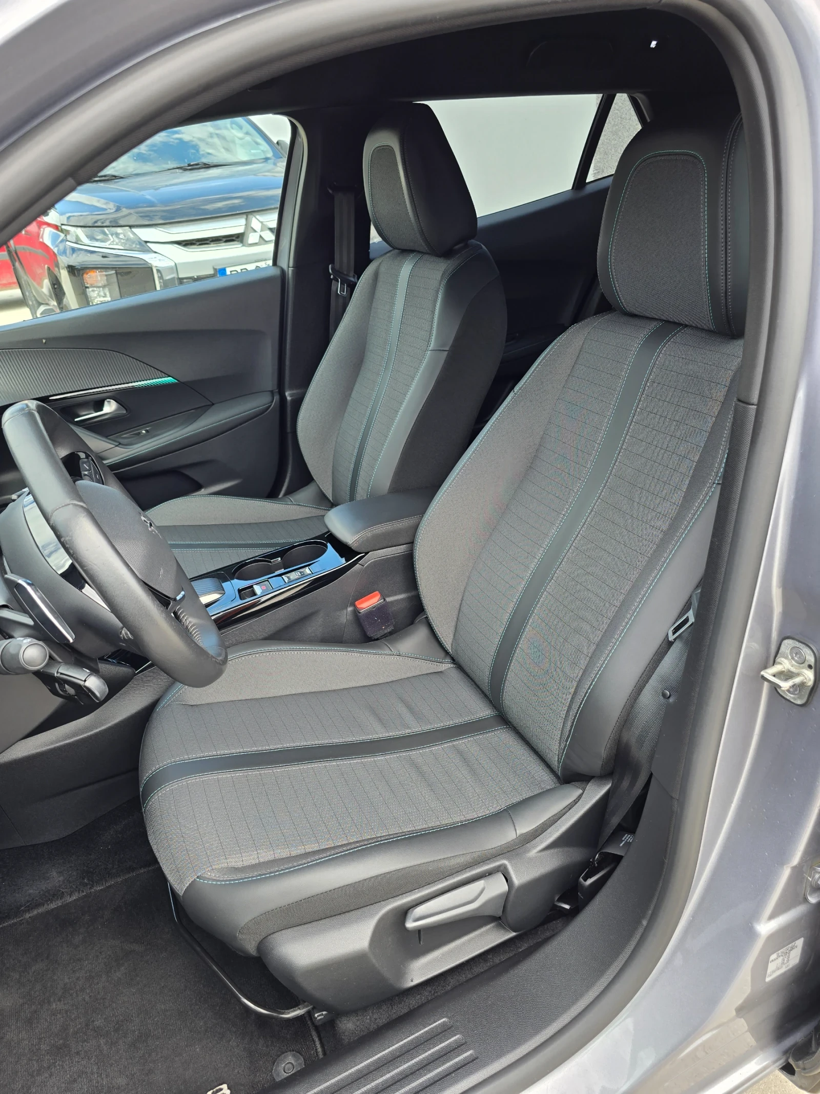 Peugeot 2008 1.5 HDI Allure Pack Avtomat Navi Virtual, снимка 15 - Автомобили и джипове - 55277824