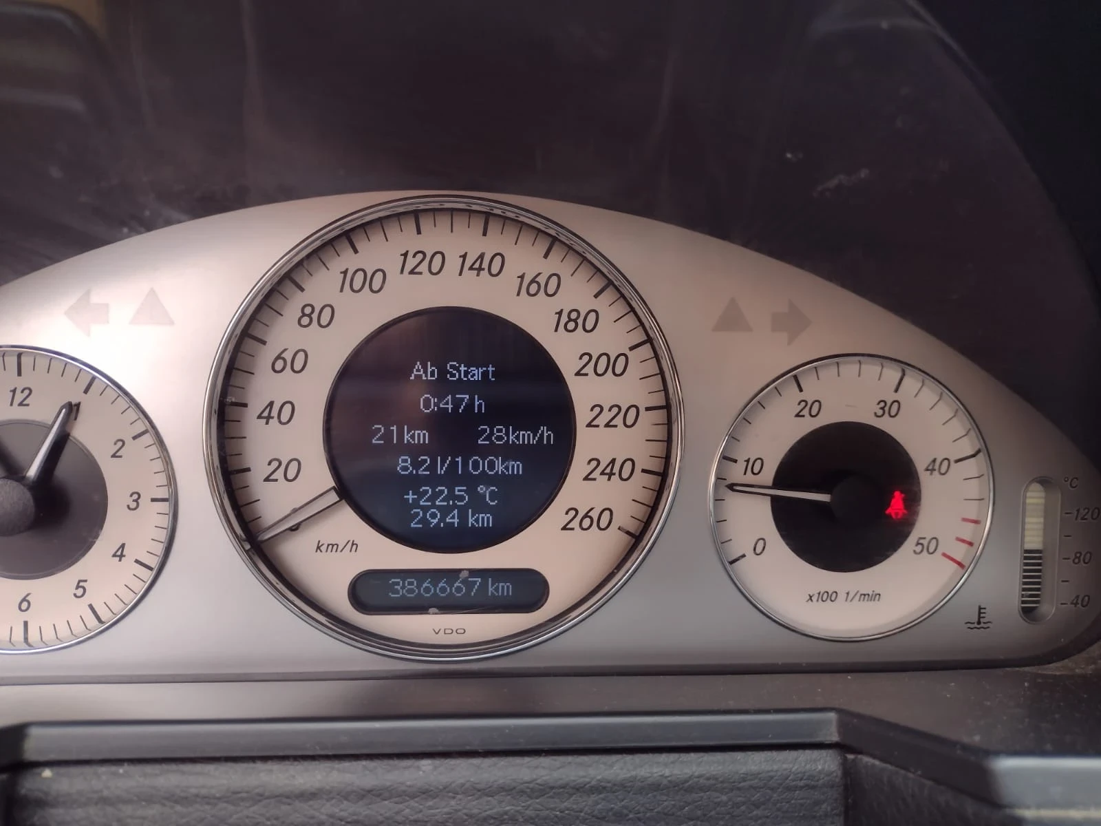 Mercedes-Benz E 220, снимка 4 - Автомобили и джипове - 55315455