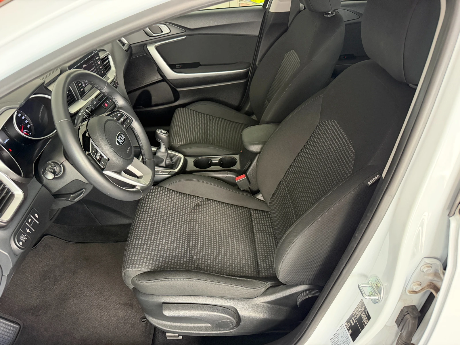 Kia Ceed 1.4i* 99к.с.* С ПЪЛНА СЕРВИЗНА ИСТОРИЯ В KIA, снимка 5 - Автомобили и джипове - 55415065