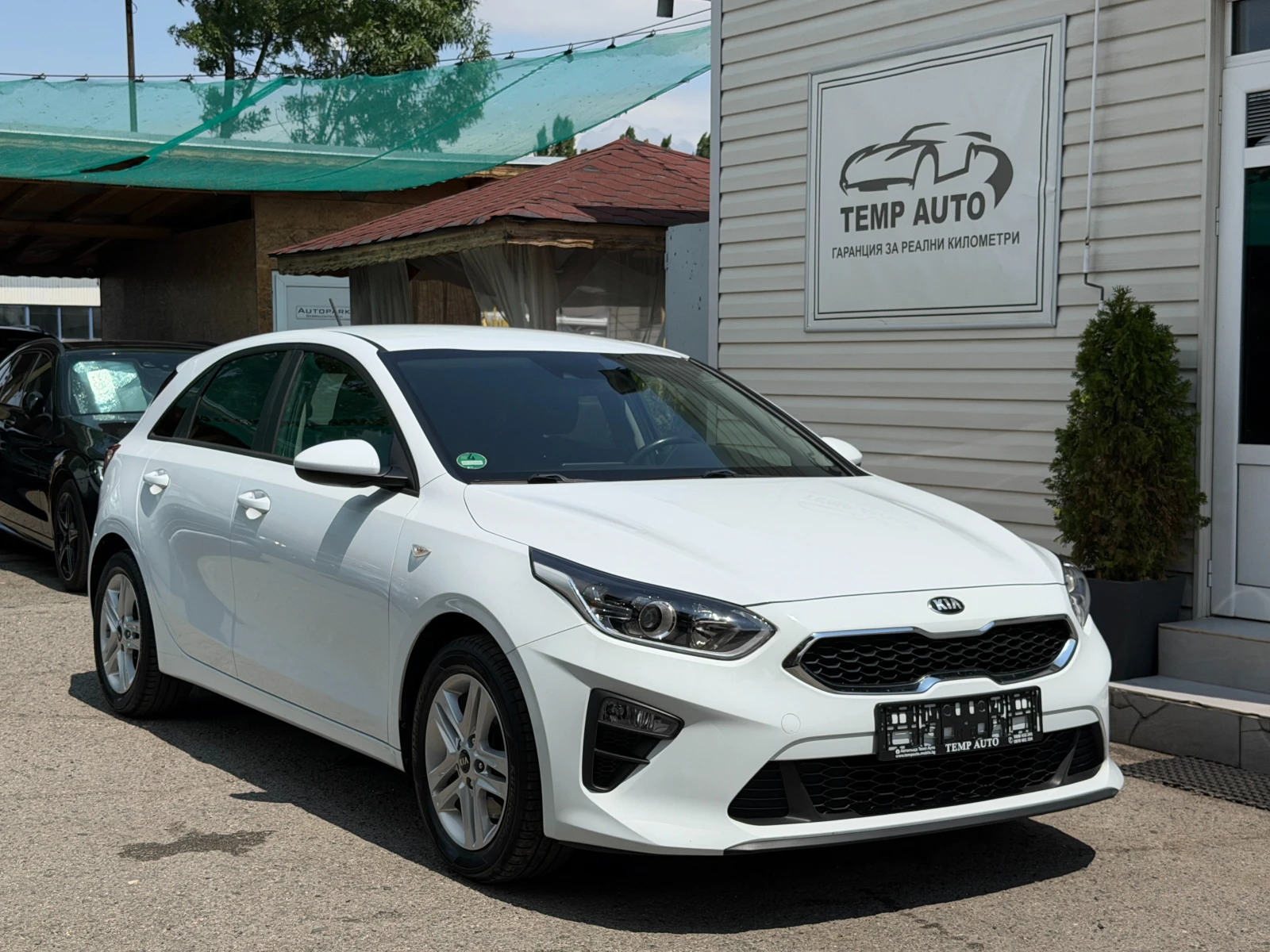 Kia Ceed 1.4i* 99к.с.* С ПЪЛНА СЕРВИЗНА ИСТОРИЯ В KIA, снимка 2 - Автомобили и джипове - 55415065