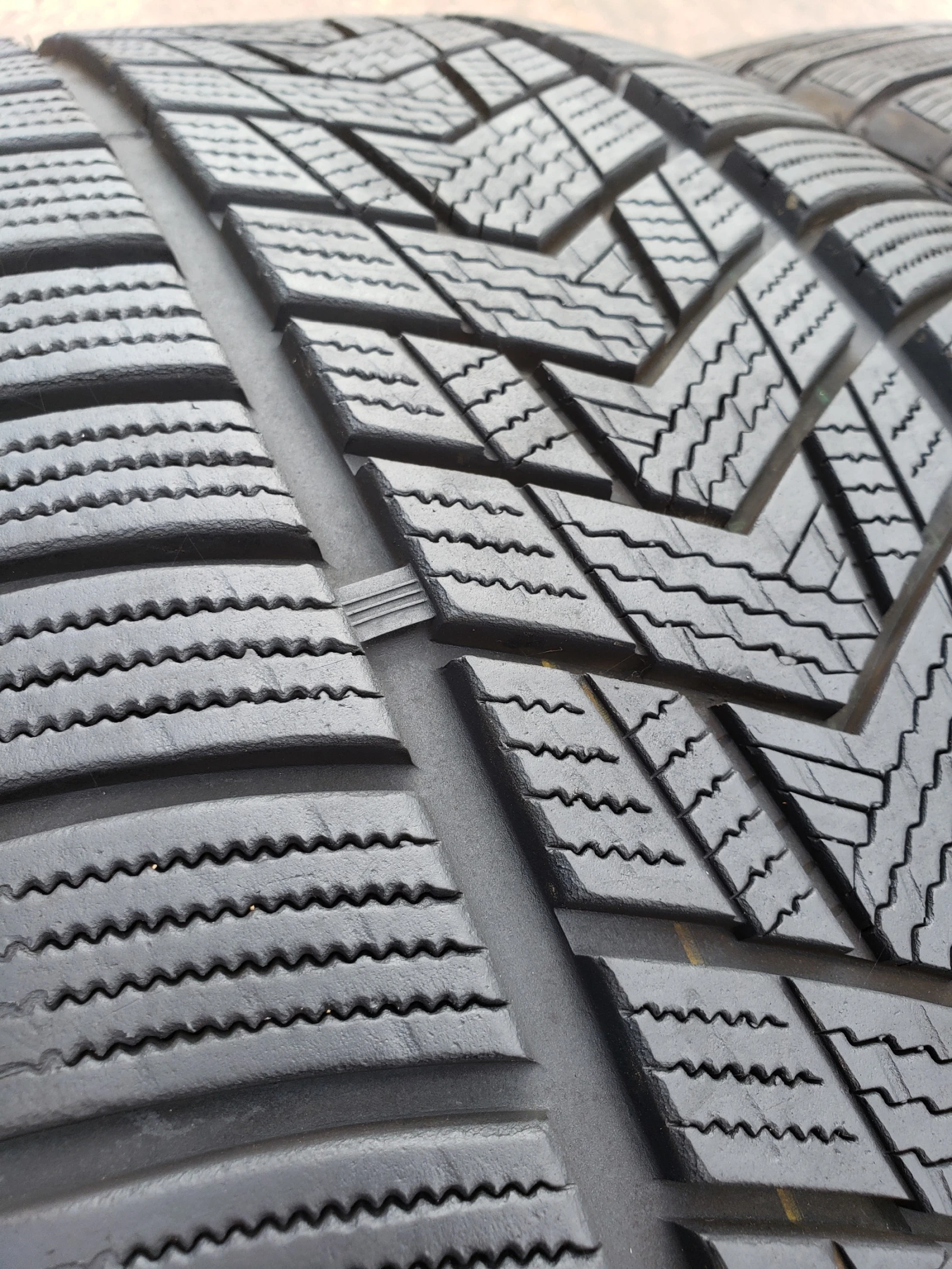 Гуми Зимни 255/40R20, снимка 5 - Гуми и джанти - 56056157