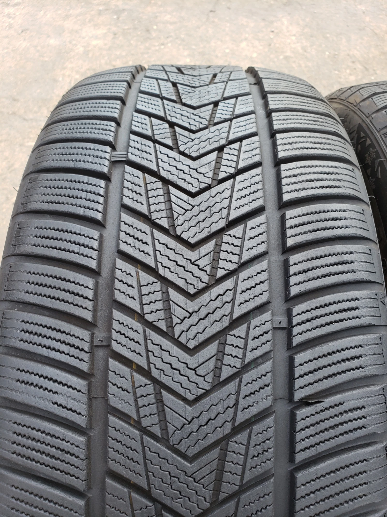 Гуми Зимни 255/40R20