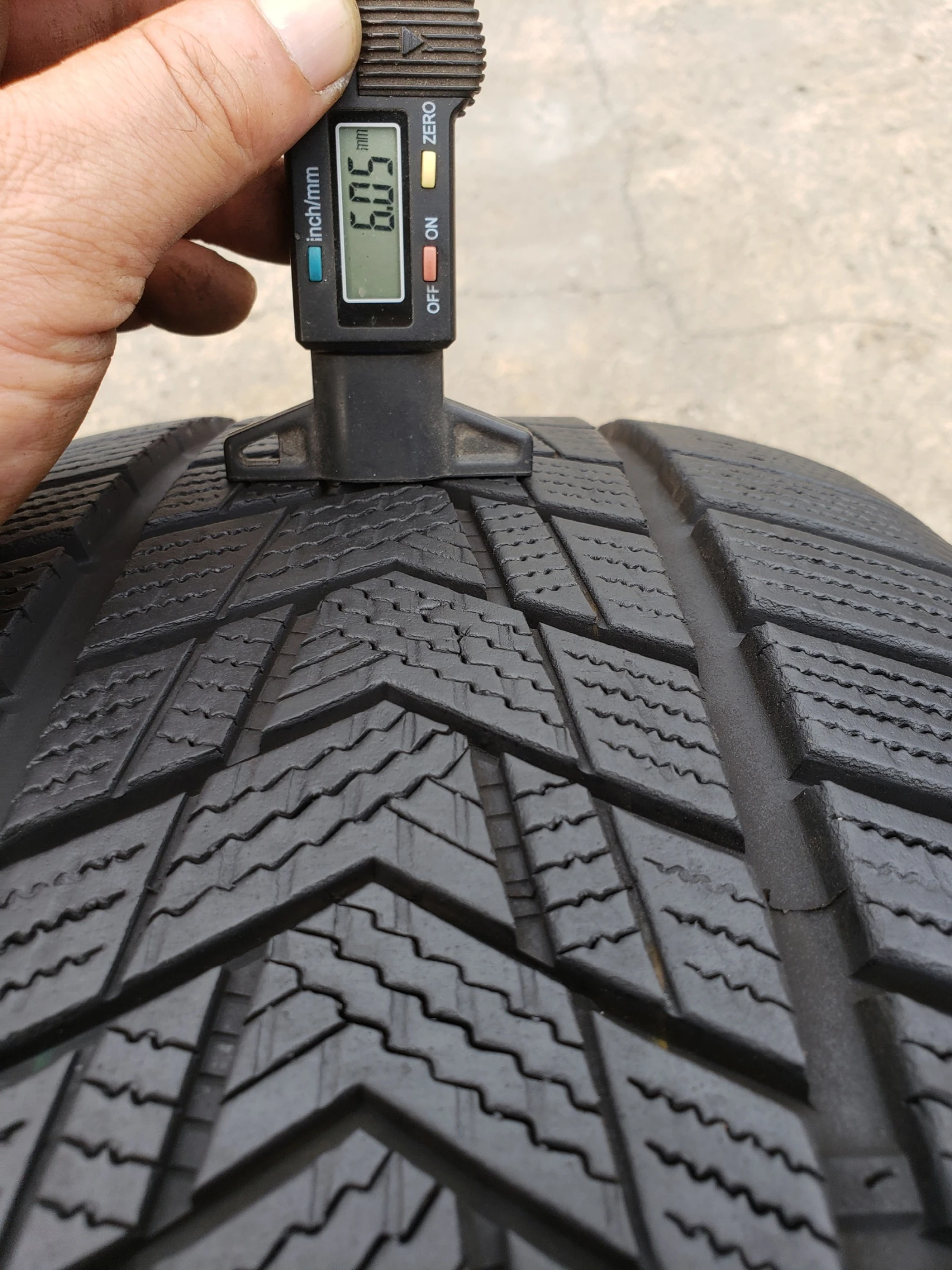 Гуми Зимни 255/40R20, снимка 8 - Гуми и джанти - 56056157