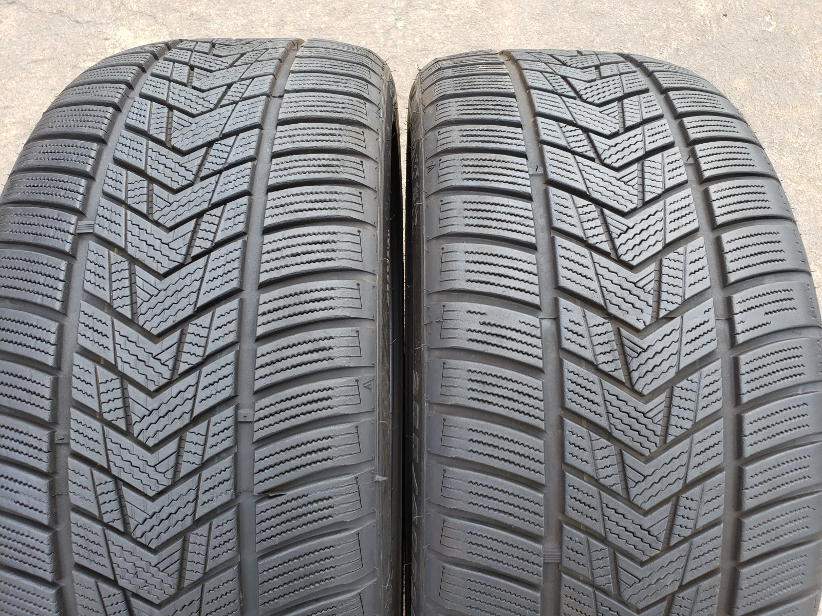 Гуми Зимни 255/40R20, снимка 2 - Гуми и джанти - 56056157