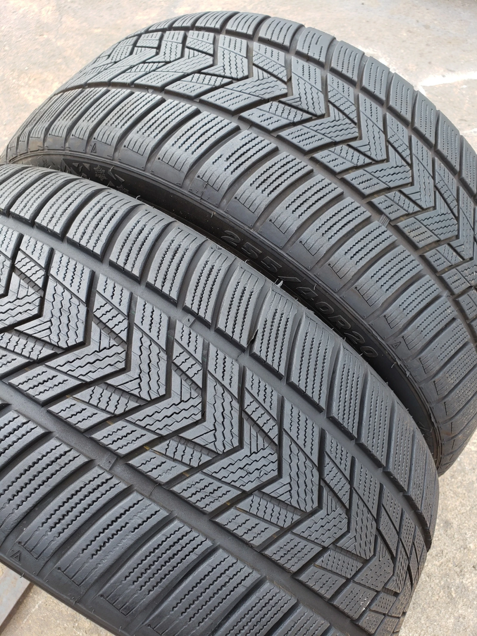 Гуми Зимни 255/40R20, снимка 3 - Гуми и джанти - 56056157