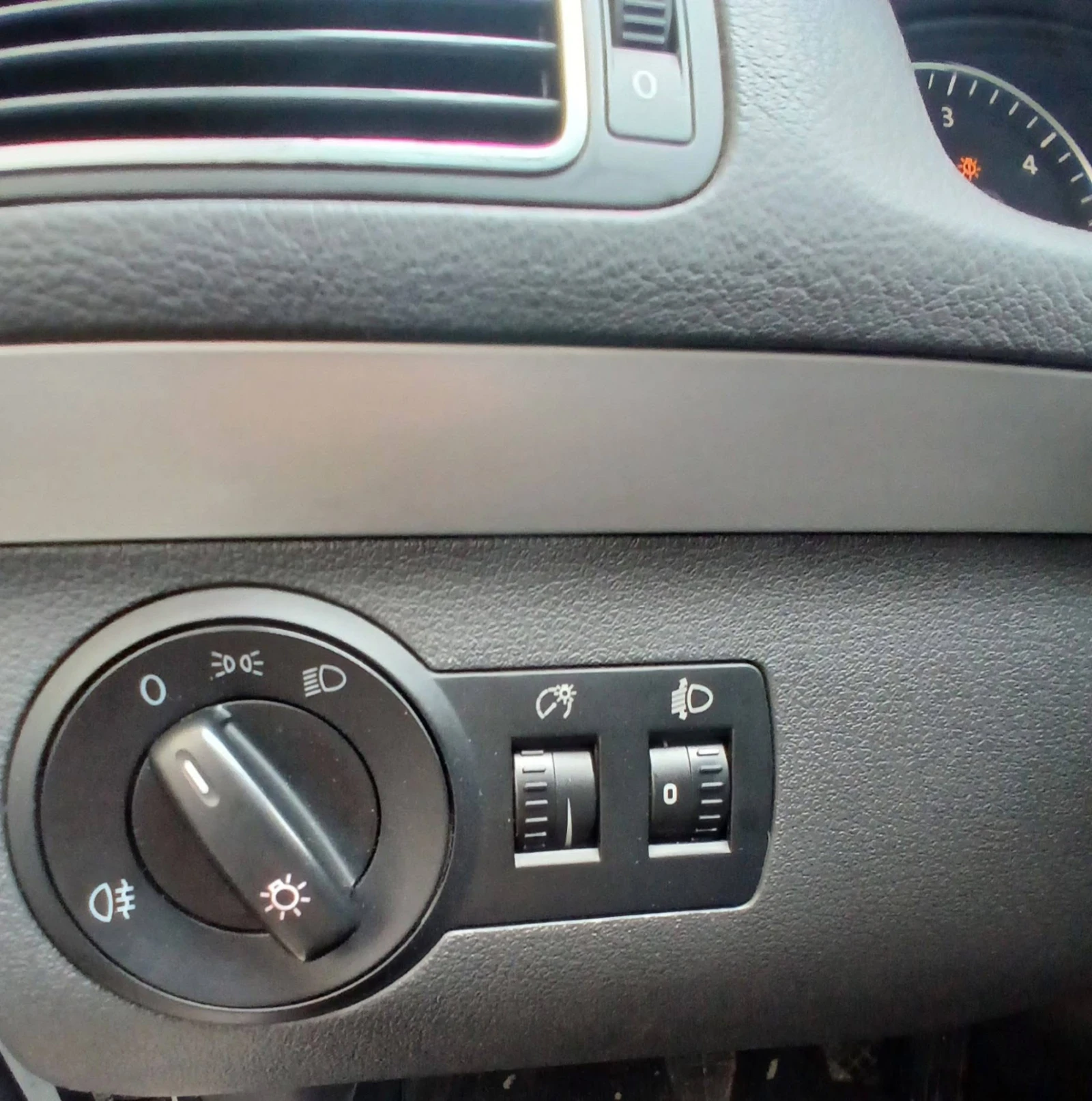 VW Touran 1.6 TDI ТОП, снимка 11 - Автомобили и джипове - 54026239