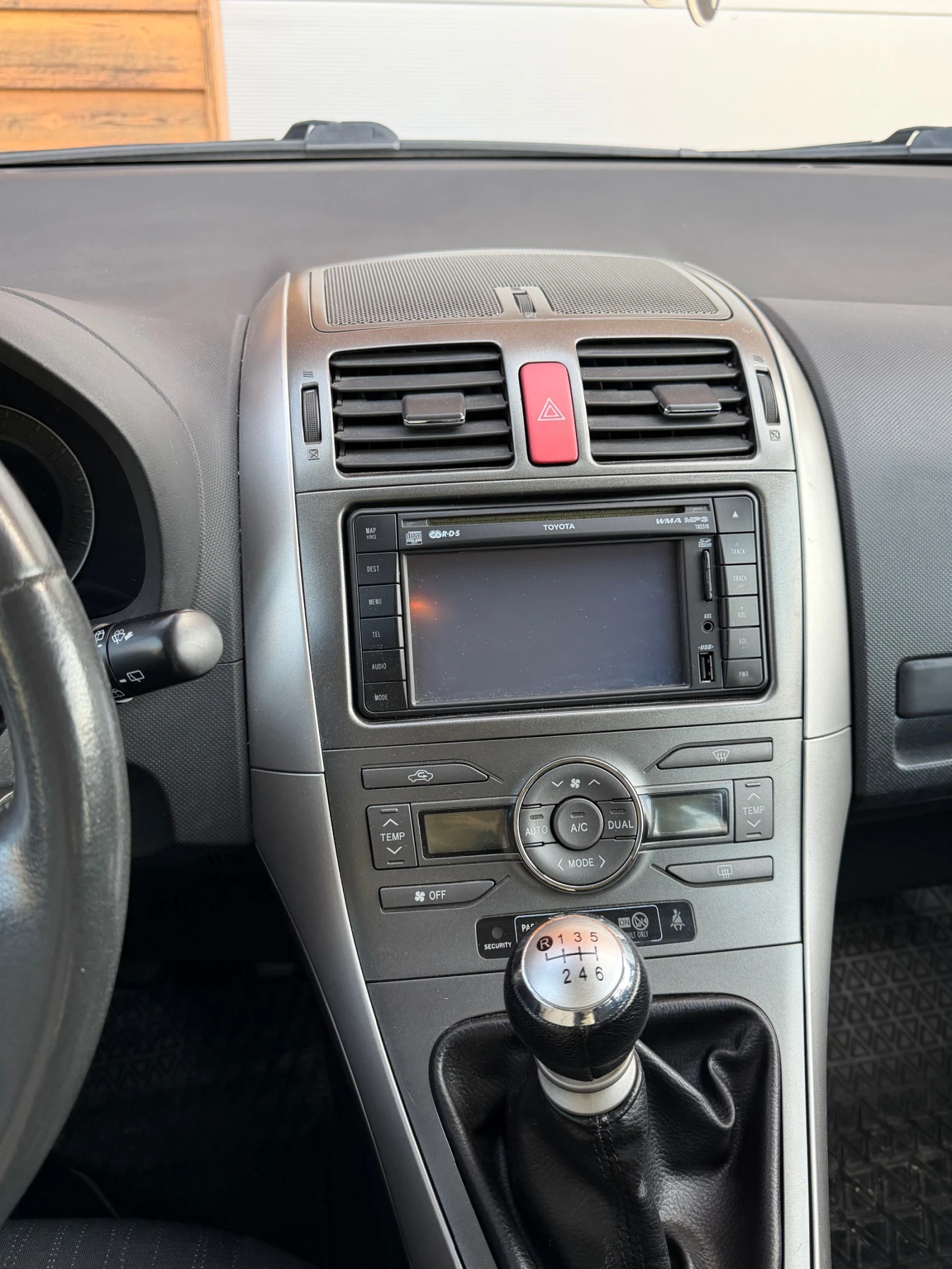 Toyota Auris, снимка 3 - Автомобили и джипове - 54173657