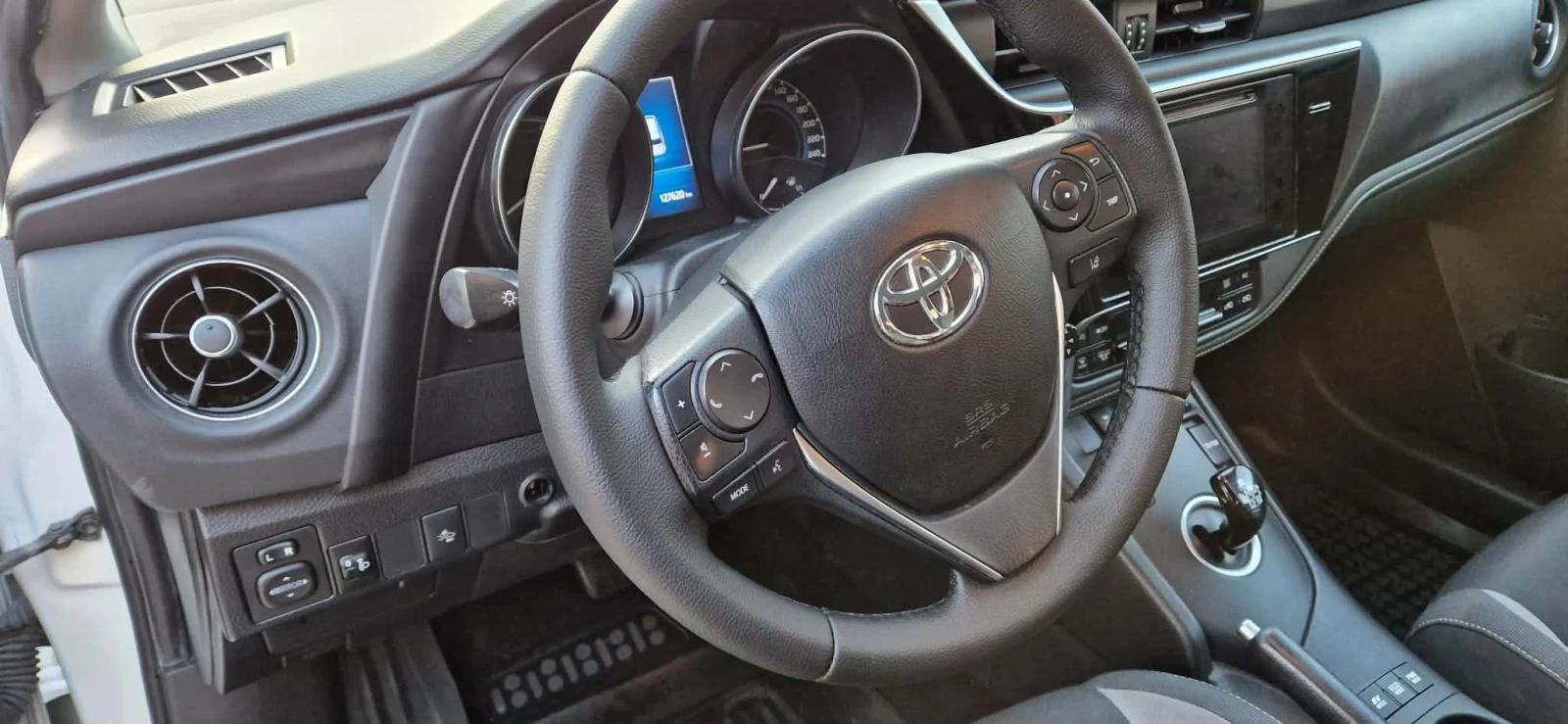 Toyota Auris  - изображение 4